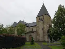 B�kenf�rde, Pfarrkirche St. Dionysius, romanische Pfeilerbasilika aus dem 12. Jahrhundert (10.06.2024)