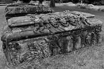 Diese drei Steins�rge auf dem Flensburger Museumsberg stammen aus der Eisenzeit und sind etwa 2.500 Jahre alt. (Juni 2024)