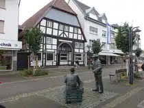 Geseke, Skulpturengruppe und H�user in der Bachstra�e (10.06.2024)