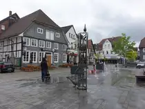 Geseke, Brunnen und H�user am Marktplatz (10.06.2024)