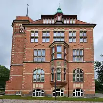 Die Stirnseite des Heinrich-Sauermann-Hauses, in dem das Naturwissenschaftliche Museum von Flensburg untergebracht ist. (Juni 2024)