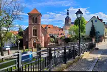 Sakrale Ansicht am Karl-R�hlemann-Platz in Eisleben: links die alte, nicht mehr genutzte katholische Kirche St. Gertrud, dahinter der �stliche Turm der evangelischen Kirche St. Andreas am Markt.

🕓 27.4.2024 | 17:11 Uhr