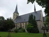 St�rmede, Pfarrkirche St. Pankratius, romanischer Chor aus dem 13. Jahrhundert, sp�tgotisches Langhaus erbaut 1521, westliche Erweiterung mit Turm von 1870 bis 1873 (10.06.2024)