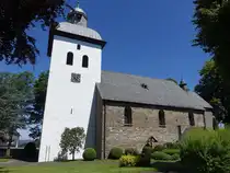 Affeln, romanische Pfarrkirche St. Lambertus, erbaut im 13. Jahrhundert (09.06.2024)