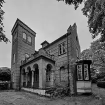 Das heutige Lutherhaus wurde 1852 als Hargens Haus gebaut, welches heute ein Kulturdenkmal der Stadt Flensburg ist. (Juni 2024)