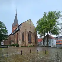 Im Jahr 1284 wurde mit dem Neubau der heute evangelisch-lutherischen St.-Marien-Kirche begonnen, welche zu den gr��ten und bedeutendsten Kirchen in Flensburg geh�rt. (Juni 2024)