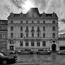 In diesem in den Jahren 1889/90 urspr�nglich als Hotel  Flensburger Hof  gebauten Haus ist heute die Kriminalpolizeidienststelle Flensburg untergebracht. (Juni 2024)