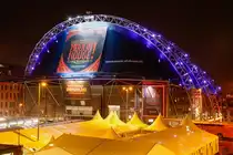 Musicale Dom  Moulin Rouge  bei Nacht in K�ln, Januar 2023.