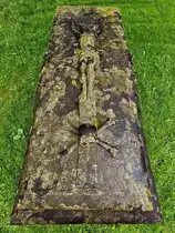 Im Bild einer der drei aus der Eisenzeit stammenden und etwa 2.500 Jahre alten Steins�rge auf dem Flensburger Museumsberg. (Juni 2024)