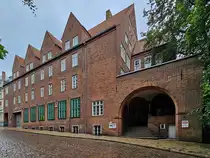In den Jahren 1922/1923 wurde dieses Geb�ude und heutiges Gasthaus als Zweigstelle der Reichsbank errichtet und nach dem Krieg bis 1987 durch die Landeszentralbank genutzt. (Flensburg, Juni 2024)