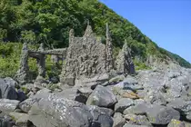 Arx ist ein Kunstwerk auf der s�dscwedischen halbinsel Kullen in Form einer Skulptur aus mit Beton zusammengehaltenen Steinen. Der schwedische K�nstler Lars Vilks rief die Mikronation �Ladonien� 1996 nach einem jahrelangen Gerichtsstreit mit den �rtlichen Beh�rden �ber zwei von ihm errichtete gr��ere Skulpturen in einem Naturschutzgebiet aus. Die Beh�rden wollten die Kunstwerke wegen fehlender Baugenehmigung abrei�en lassen, wozu es allerdings nie gekommen ist. Aufnahme: 26. Juni 2024.