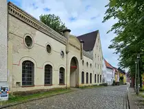 Im Bild das Vorgeb�ude zum Margarethenhof, welcher zu den Kulturdenkmalen der Stadt Flensburg geh�rt. (Juni 2024)