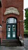 Im Bild ein Seiteneingang der von 1905 bis 1907 erbauten Willy-Weber-Schule in Flensburg. (Juni 2024)