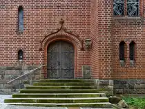 Im Bild ein Nebeneingang der von 1903 bis 1907 erbauten evangelisch-lutherischen Kirche St. J�rgen-Kirche. (Flensburg, Juni 2024)