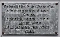 Eine Tafel an der Fassade des im Jahr 1894 erbauten Stadttheater in Flensburg. (Juni 2024)