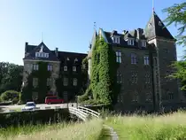 Wasserschlo� H�llinghofen, erbaut ab 1765,  Umbau im Jahr 1865 im historistisch-romanischen Stil (08.06.2024)