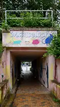 Das Mauseloch ist eine kleine Fu�g�ngerunterf�hrung in Flensburg. (Juni 2024)