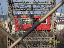 Durchblick durch das Wiener Riesenrad. Es hat einen Durchmesser von 60,96 Meter, sein h�chster Punkt befindet sich 64,75 Meter �ber dem Boden. Das Gewicht der rotierenden Konstruktion betr�gt 244,85 t und das Gesamtgewicht aller Eisenkonstruktionen 430,05 t. Die Achse des Riesenrades ist 10,78 m lang, hat einen Durchmesser von 0,5 m und wiegt 16,3 t. Die Zeit f�r eine vollst�ndige Umdrehung bel�uft  auf 255 Sekunden.

