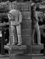 Das Ende der 1920er Jahre geschaffene Drei-M�nner-Eck stellt einen Bergmann, einen Binnenschiffer und einen Eisenbahner als die tragenden S�ulen der Wirtschaft der damals selbst�ndigen Stadt Wanne-Eickel dar. (Juni 2024)