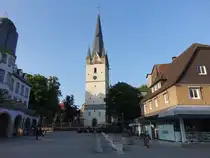 Menden, kath. Pfarrkirche St. Vincenz am Kirchplatz, gotische Hallenkirche, erbaut bis 1345, Kirchenschiff aus dem 15. Jahrhundert, von 1868 bis 1871 wurde die Kirche um Querschiff und Chor im sp�tgotischen Baustil durch den Architekten Fischer erweitert (07.06.2024)