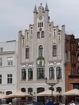Restaurant  An der Wasserkunst  in einem alten Giebelhaus mit Verzierungen und T�rmchen in der Altstadt von Wismar am 25.05.24.