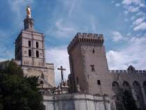 Avignon: Kathedrale Notre-Dame des Doms, neben dem Papstpalast.Auf der Spitze des Turms steht die Madonna.