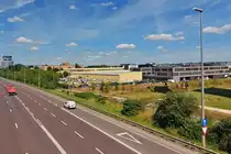 Blick auf der Br�cke �ber die ringautobahn in der Stadt Luxemburg nahe dem Wasserturm auf der Cloche d’OR auf den ban de Gasperich. 07.2024
