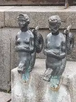 Die beiden Bronzefiguren Adam und Eva, die im Volksmund als Seefabelwesen “Nix” und “Nixe” bezeichnet werden, sind Teil der Brunnenanlage Wasserkunst auf dem Marktplatz Wismar am 25.05.24.