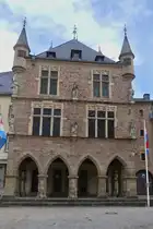 Der Denzelt am Marktplatz in Echternach, wurde wahrscheinlich im 13. Jahrhundert erbaut, hatte fr�her viele Funktionen, 
heutzutage befinden sich hier unter anderem das Standesamt, das Stadtarchiv, B�ror�ume und ein Ausstellungssaal 05.2024.