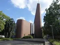 Osnabr�ck, Pfarrkirche St. Barbara in der Natruper Stra�e, erbaut von 1962 bis 1963 durch die Architekten Ernst Kroeber und Hans Rickmann (05.06.2024)
