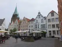 Warendorf, Giebelh�user und Turm der St. Laurentius Kirche am Markt (04.06.2024)