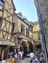 Gasse im mittelalterlichen Sarlat am 18.07.2024