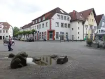 Harsewinkel, Brunnen und H�user am alten Markt (03.06.2024)