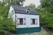 Wohnhaus am Rande des Zuid-Willemsvaart, aufgenommen bei einer Schleusenfahrt. 07.2024