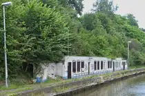 Das ehemalige belgische Zollgeb�ude am Zuid-Willemsvaart, aufgenommen bei einer Schleusenfahrt. 07.2024