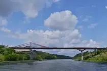 Die ganze Br�cke mit dem Br�ckenkopf, der N 79, Maastrichtersteenweg, aufgenommen bei einer Schiffrundfahrt. 07.2024