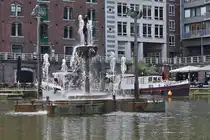 Brunnen im alten Hafen (Bassin) von Maastricht, wird heutzutage in den Sommer Monaten als Bootsliegeplatz genutzt. 19.07.2024