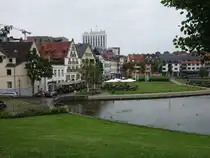 Paderborn, H�user und See am Bornepark (02.06.2024)