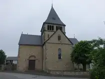 Schmechten, Pfarrkirche St. Philippus und Jakobus, neuromanischer Zentralbau, erbaut von 1908 bis 1909 (02.06.2024)