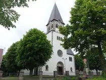 Meerhof, Pfarrkirche St. Laurentius, neuromanische Hallenkirche, erbaut 1914 durch Franz M�ndelein (31.05.2024)