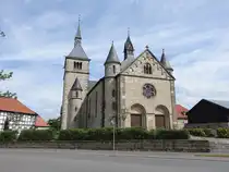 Ossendorf, neuromanische Pfarrkirche St. Johannes, erbaut 1904, Architekt Franz M�ndelein (31.05.2024)
