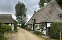 Reetdachh�user am Alten Schulweg in Sieseby an der Schlei. Aufnahme: 4. August 2024.