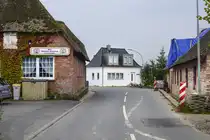 Der Grenz�bergang Rosenkranz – Rudb�l geh�rt zu den verr�cktesten Grenz�berg�ngen Deutschland – D�nemark. Er hat wahrscheinlich den ungew�hnlichsten Grenzverlauf. Denn die Grenze zwischen Deutschland und D�nemark verl�uft auf einer L�nge von etwa 130 Meter mitten auf der schmalen Stra�e. Das Haus auf der linken Seite ist in Deutschland und das Haus auf der rechten Seite ist in D�nemark. Das Bild wurde von einer Position auf deutschem Boden aus aufgenommen. Aufnahme: 3. August 2024.