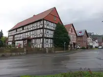 Nothfelden, Fachwerkh�user in der Stra�e Hinter der Kirche (30.05.2024)
