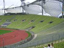 Blick auf die Haupttrib�ne und die au�ergew�hnliche Dachkonstruktion.