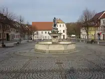 Frohburg, Centaurenbrunnen von 1899 auf dem Marktplatz (31.03.2024)
