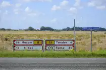 Stra�enschilder am S�nder L�gum Landevej (Hauptsstra�e Nummer 11) s�dlich von T�nder (deutsch Tondern). Aufnahme: