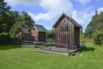 Im Dorf S�d (deutsch Seth) k�nnen Touristen g�nstig in diesen kleinen H�tten namens Starenk�sten �bernachten. Aufnahme: 11. August 2024.