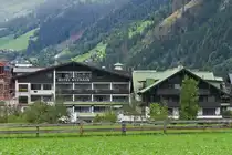 Hotel Neuhaus, R�ckfront von unserem Hotel in Mayrhofen, wo unsere kleine Reisegruppe sich sehr wohl gef�llt hat, aufgenommen von der Post aus. 19.08.2024