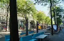 Am fr�hen Vormittag herrscht noch Ruhe in der gr��ten Wiener Einkaufsstra�e, der sogenannten  MaH�  (Mariahilfer Stra�e). Zahlreiche schattige Pl�tzchen sorgen f�r ein angenehmes Einkaufsambiente. (12.08.2020)